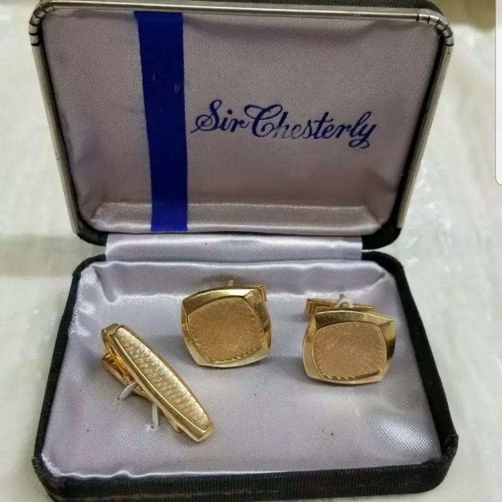 Vtg. Sir Chesterly Gold Tie Tack and Cufflinks